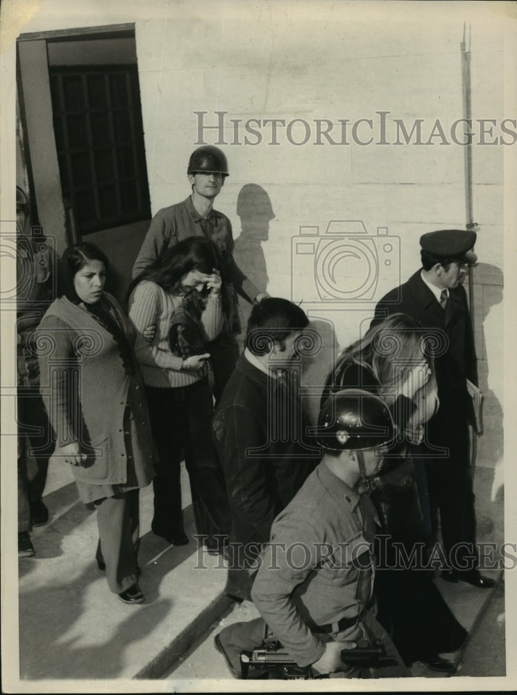 1974 Press Photo Kafa Elmas supported Jo Ann outside the courthouse - mjx10395