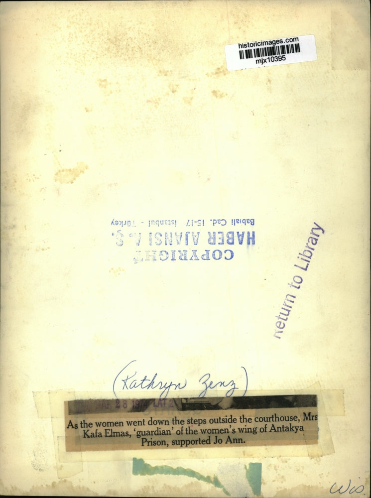 1974 Press Photo Kafa Elmas supported Jo Ann outside the courthouse - mjx10395