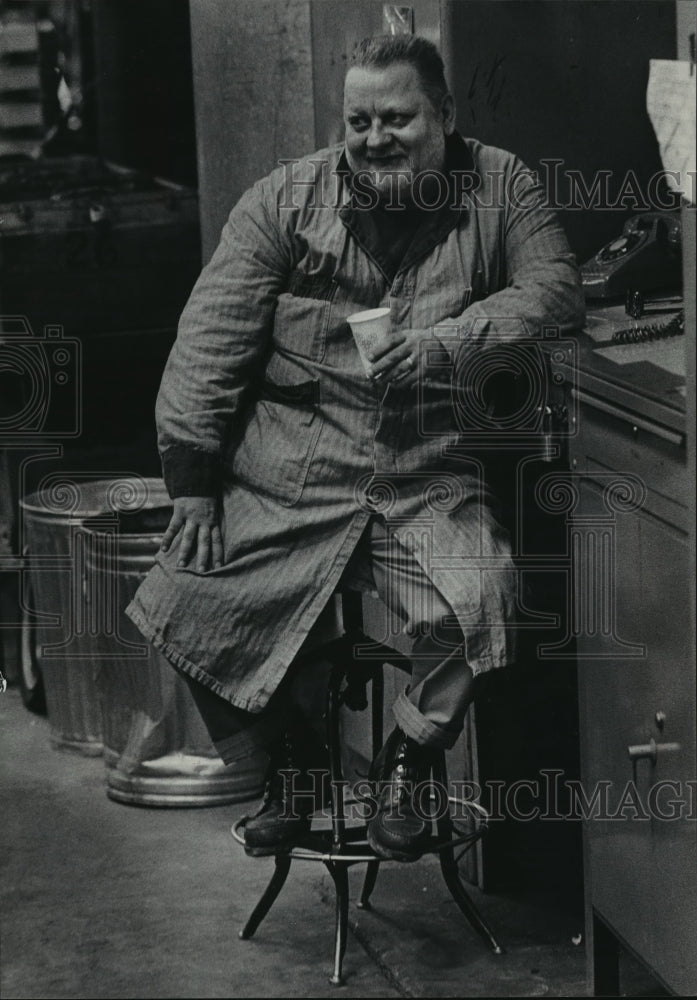 1975 Press Photo American Motors Kenosha plant Employee during coffee break - Historic Images