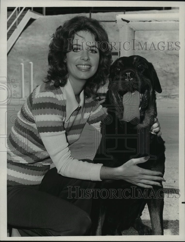 1972 Press Photo Elizabeth Baur poses with Rottweiler Roll on &quot;Ironside&quot;- Historic Images