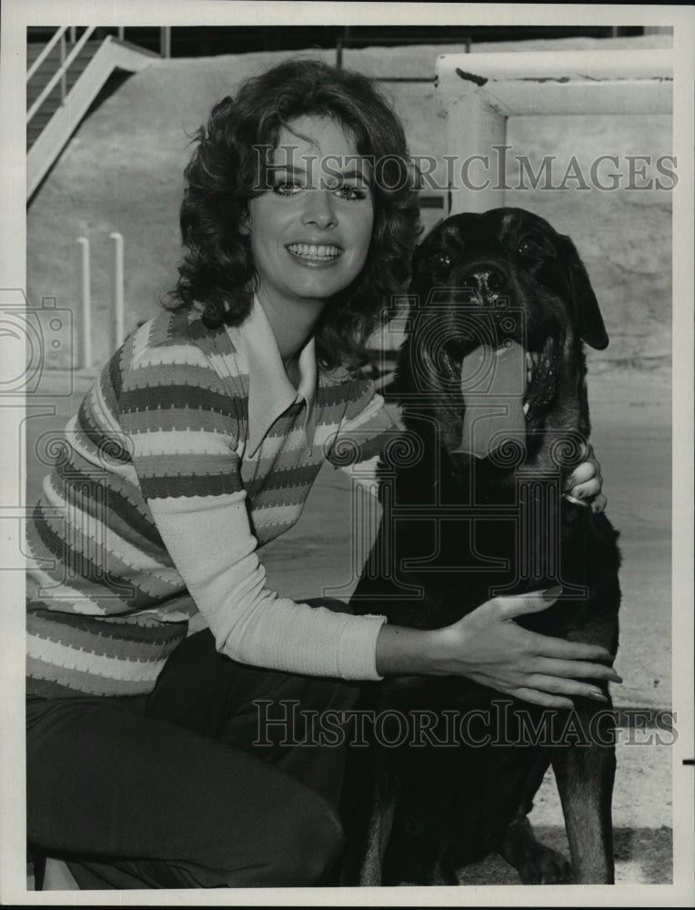 1972 Press Photo Elizabeth Baur poses with Rottweiler Roll on "Ironside"- Historic Images