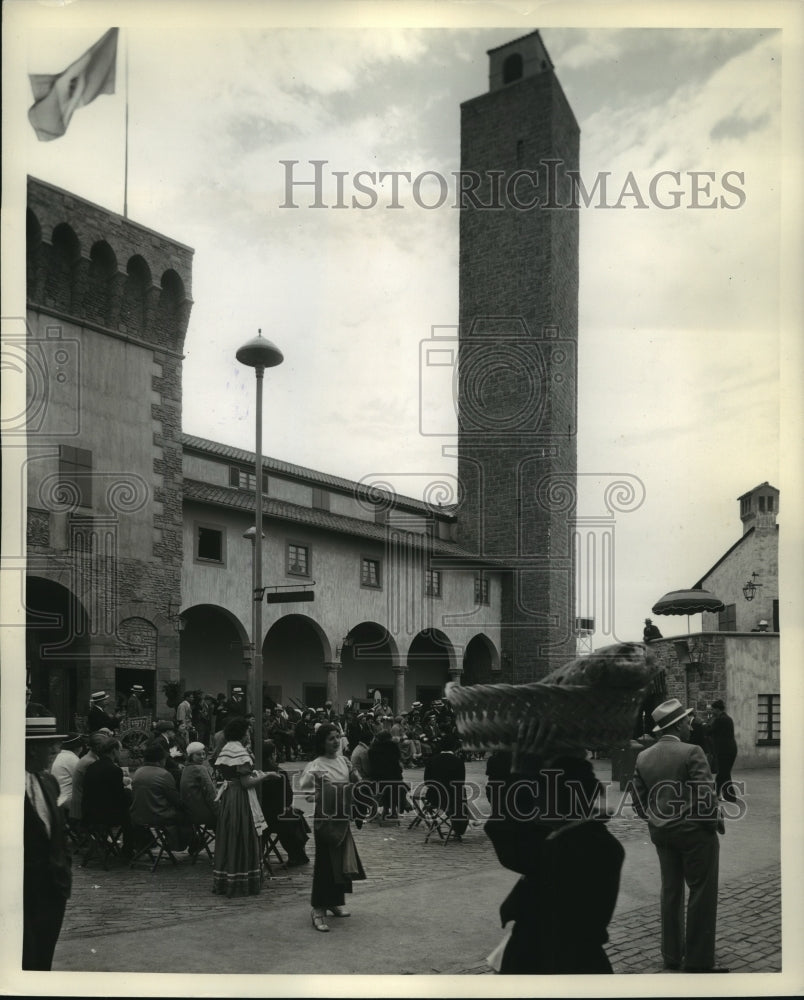 1933 Press Photo Italian village with a crowd of tourists drinking in the quaint- Historic Images