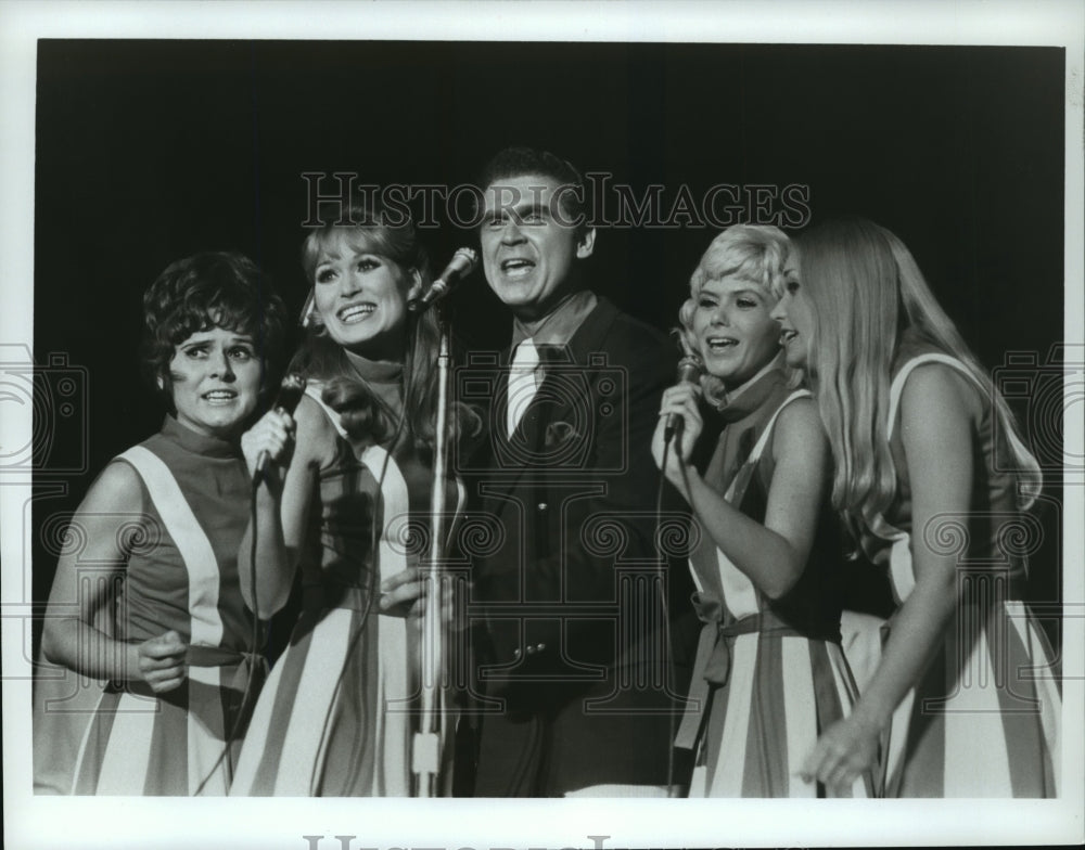 1971 Press Photo Johnny Mann and the Johnny Mann Singers - mjx10908