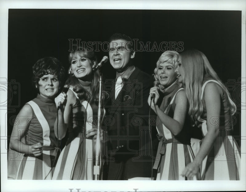 Load image into Gallery viewer, 1971 Press Photo Johnny Mann and the Johnny Mann Singers - mjx10908

