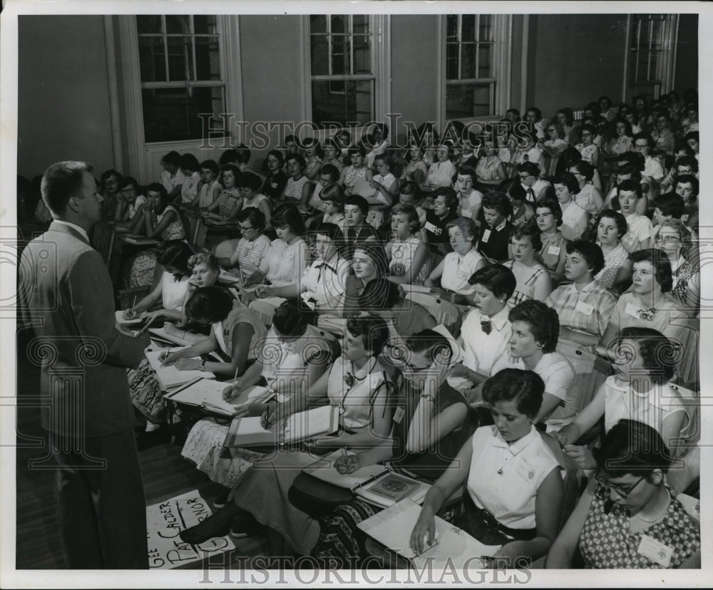 1954 Press Photo Lloyd W. Woodruff giving a lecture to Badger Girls&#39; State