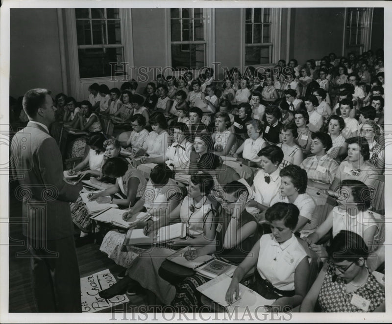 Load image into Gallery viewer, 1954 Press Photo Lloyd W. Woodruff giving a lecture to Badger Girls' State
