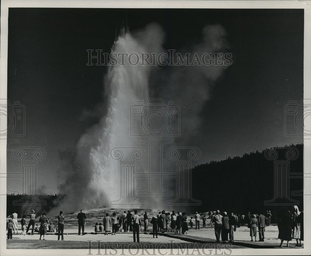 1987 Press Photo World's famous geyser Old Faithful at Yellowstone Nat'l Park- Historic Images