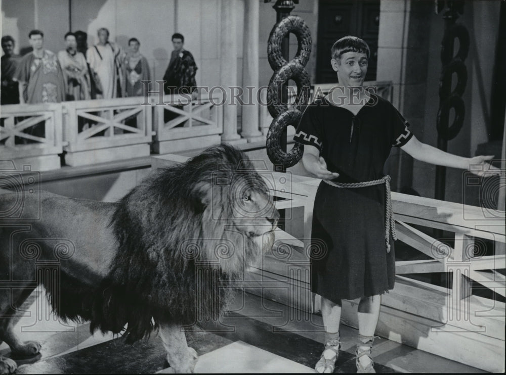 1953 Press Photo Alan Young as Androeles in his latest movie - mjx11179