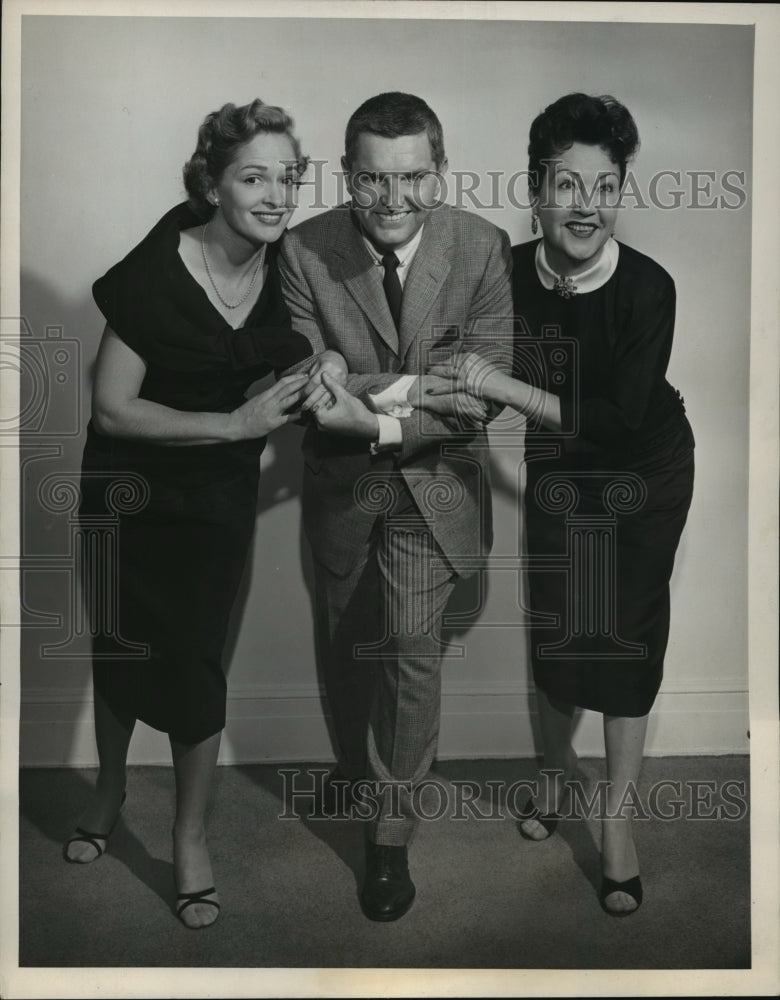 1955 Press Photo Mary Healy,Peter Lind Hayes and Ethel Merman in Shower Of Stars