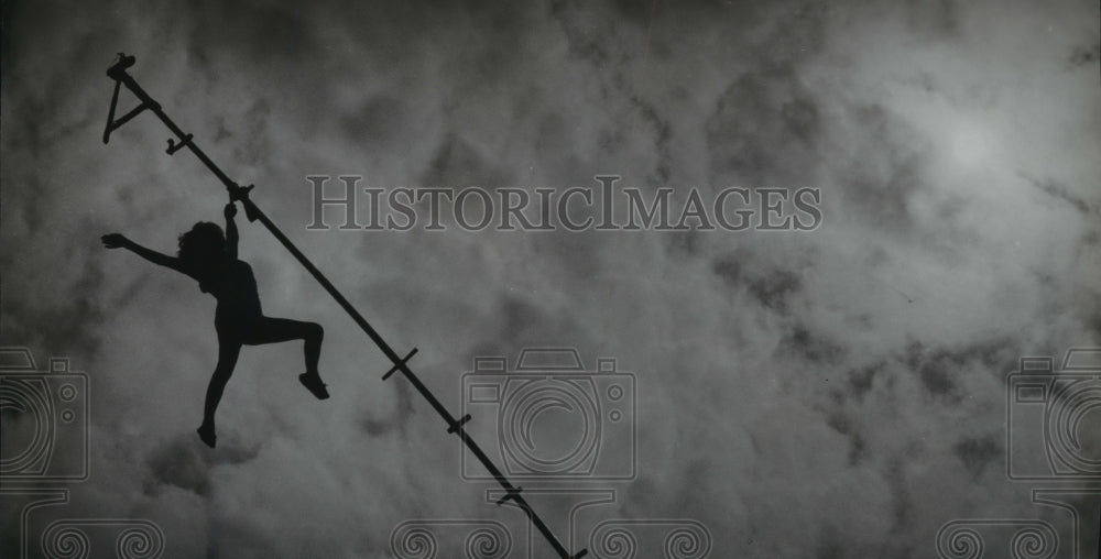 1994 Press Photo Carla Wallenda hangs 70 feet from the ground in her aerial act- Historic Images