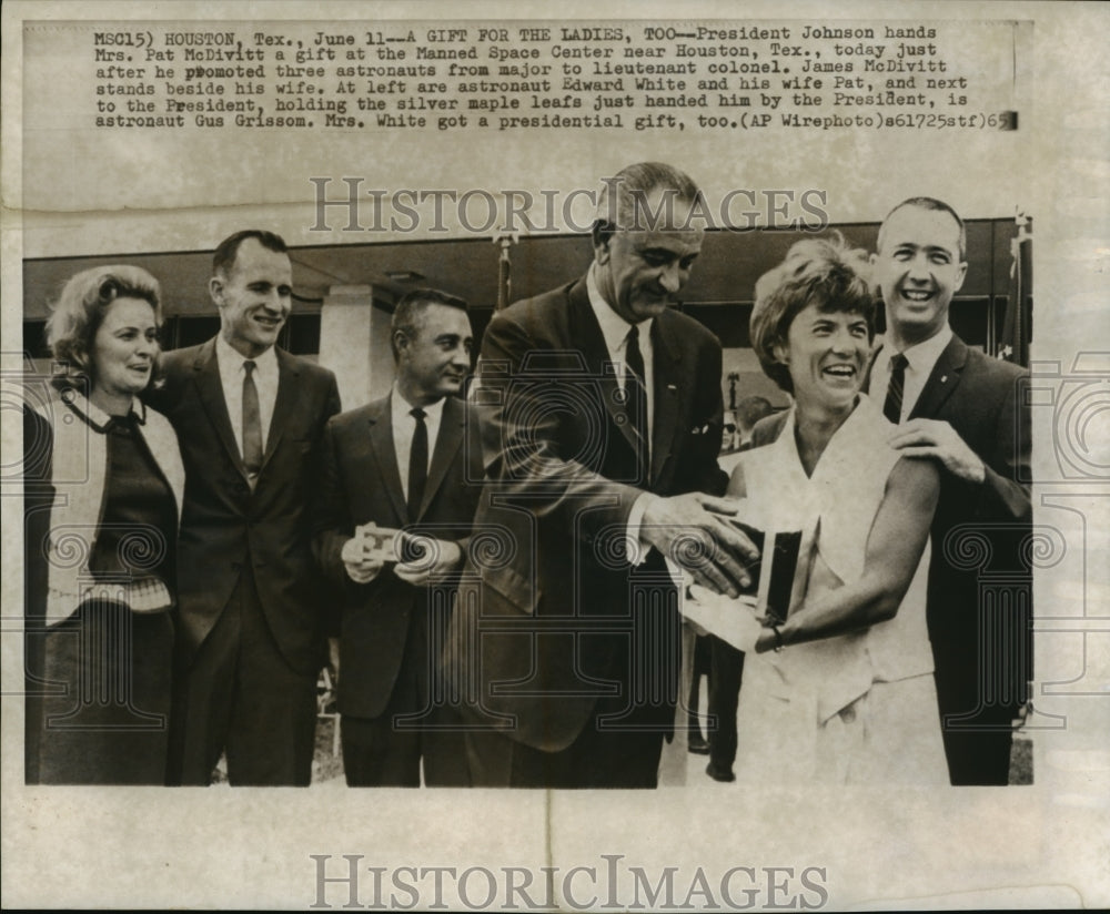 1965 Press Photo President Johnson hands Mrs Pat McDivitt a gift - mjx11556