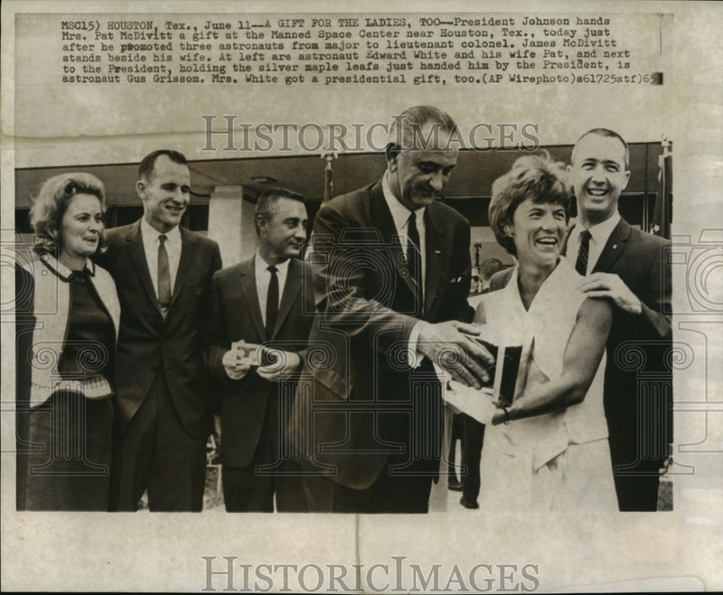 Load image into Gallery viewer, 1965 Press Photo President Johnson hands Mrs Pat McDivitt a gift - mjx11556

