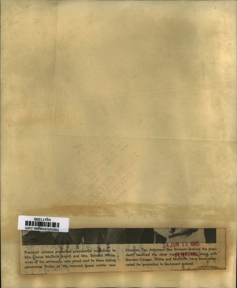 1965 Press Photo President Johnson hands Mrs Pat McDivitt a gift - mjx11556