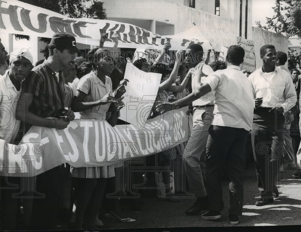 1966 Press Photo Chanting and Protesting of Dominican Students in Day of Terror- Historic Images