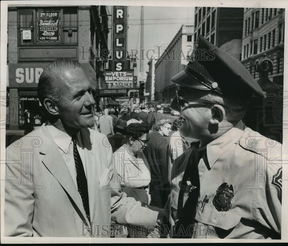 1960 Press Photo Robert Zimmerman chats Patrolman John A. Urbanek in Wisconsin- Historic Images