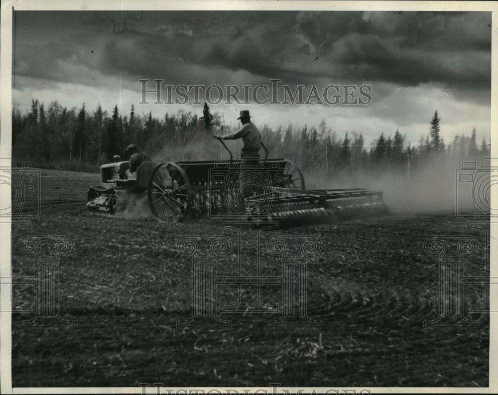 1936 Press Photo Colonist Gifford Lemmon shown seeding in Matanuska Valley- Historic Images