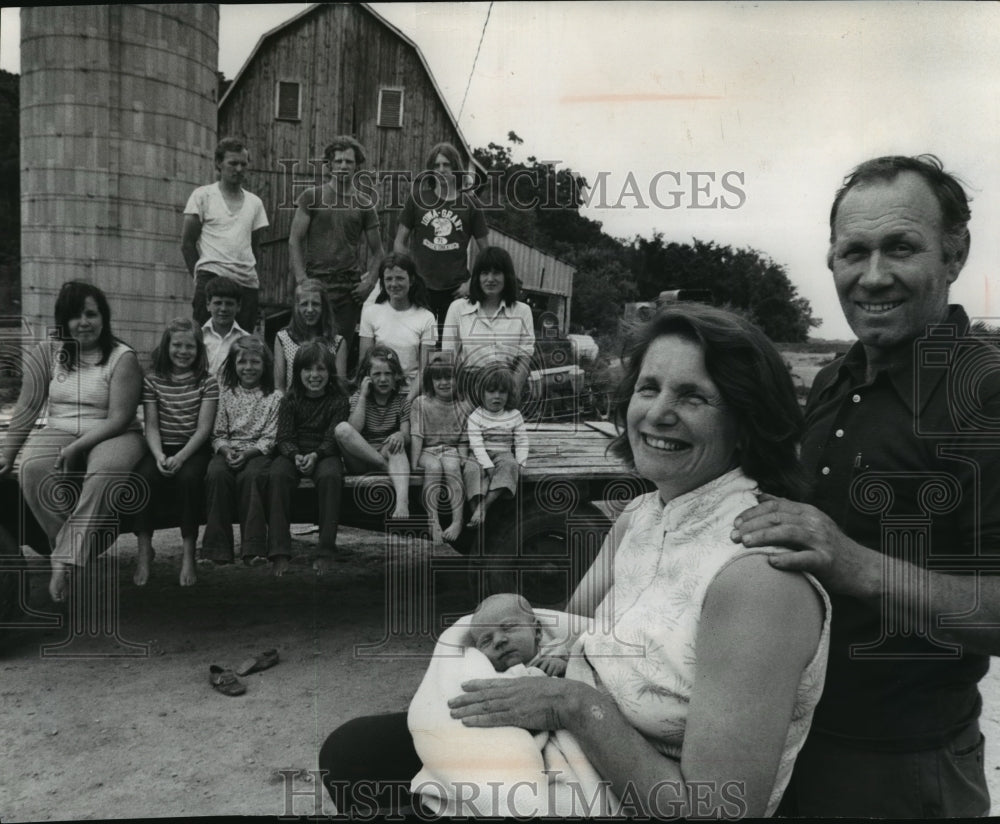 1978 Press Photo Herman and Helen Zoellick, welcome 18th child, near Dodgeville.