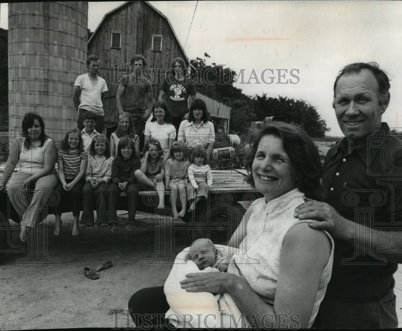 Load image into Gallery viewer, 1978 Press Photo Herman and Helen Zoellick, welcome 18th child, near Dodgeville.

