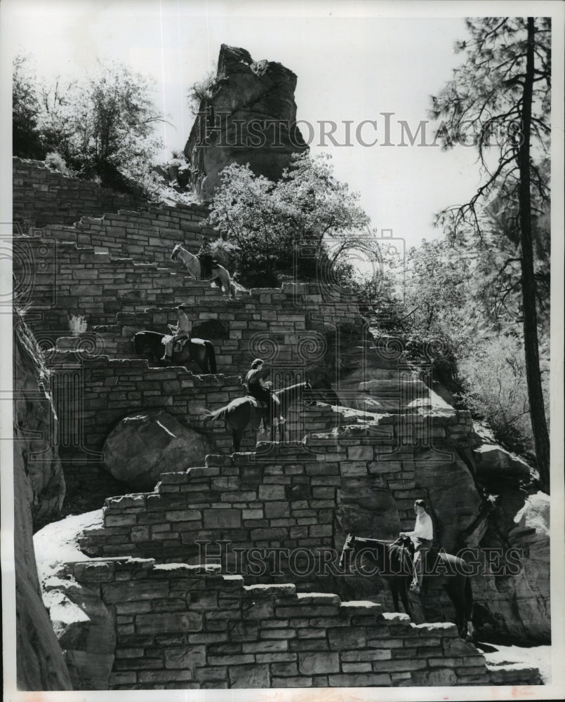 1958 Press Photo Tourists on Walter Wiggles trail, Zion National Park, Utah- Historic Images