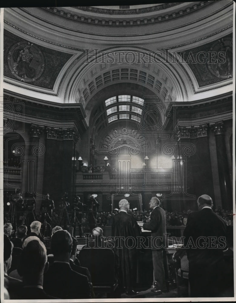 1969 Press Photo Robert C. Zimmerman Takes Oath to be Secretary of State- Historic Images