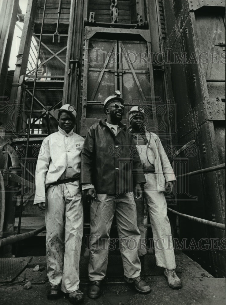 1978 Press Photo Shaft movie performer Isaac Hayes with miners in South Africa- Historic Images