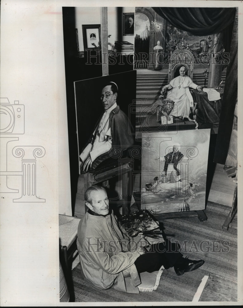 1965 Press Photo Francesco Zonchi-Lotti w/ paintings of Benedict XV, John XXII- Historic Images