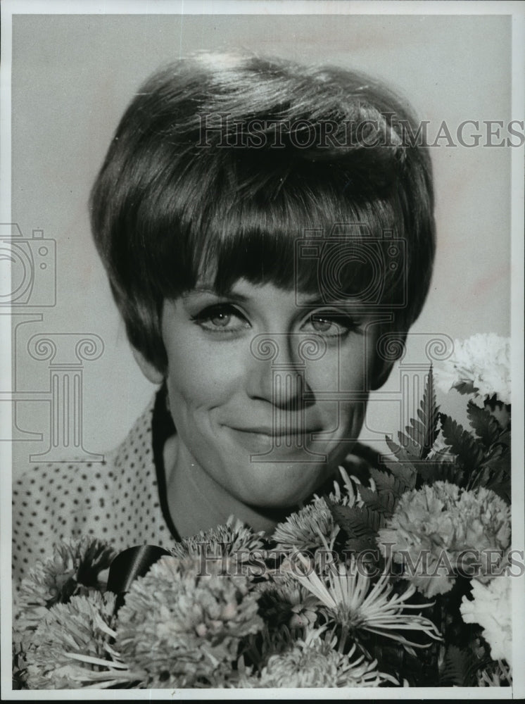 1960 Press Photo Betty Beaird into "Julia" on her first visit to Hollywood.