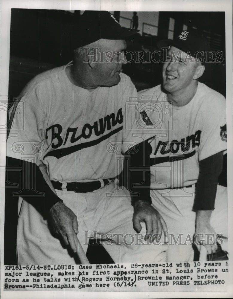1952 Press Photo Cass Michaels, Rogers Hornsby before Browns-Philadelphia game- Historic Images