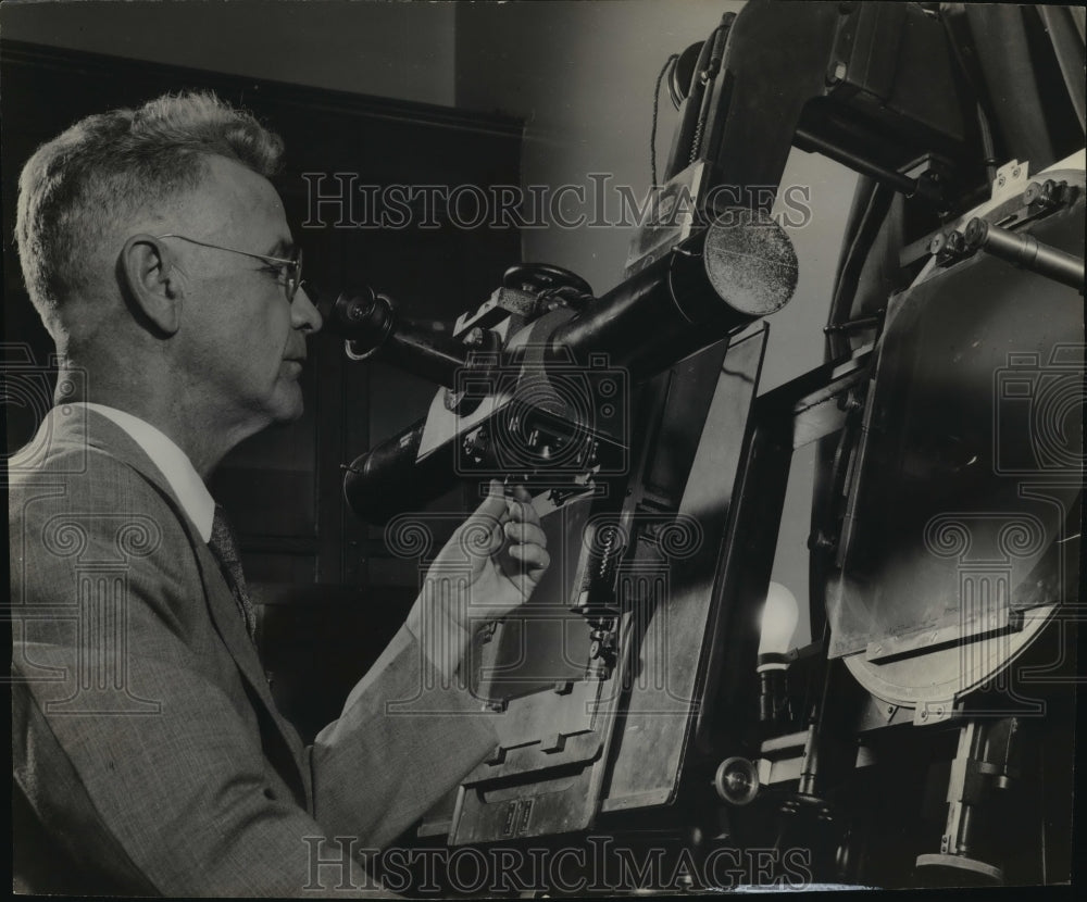 1939 Press Photo Inventor Dr. Frank E. Ross with a Blink Microscope - mjx13145- Historic Images