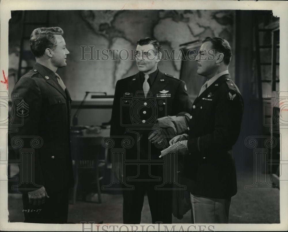 1957 Press Photo Van Johnson, Clark Gable & Brain Donlevy in Command Decision- Historic Images