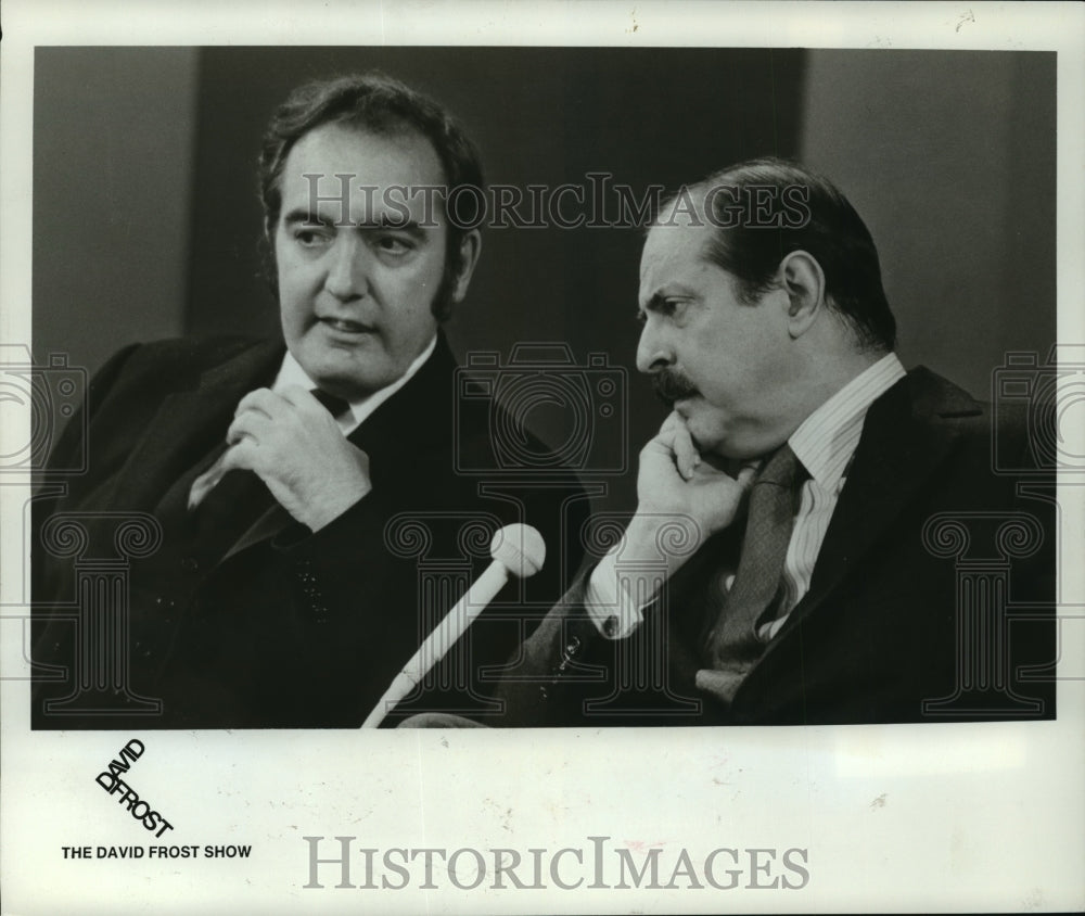 1971 Press Photo Producer David Merrick &amp; Critic Clive Barnes on David Frost- Historic Images