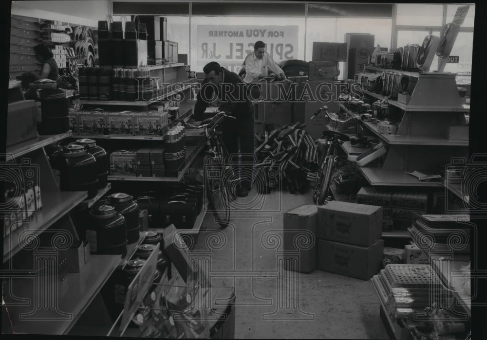 1954 Press Photo New Store Being Stocked at Bay Shore Shopping Center, Milwaukee- Historic Images