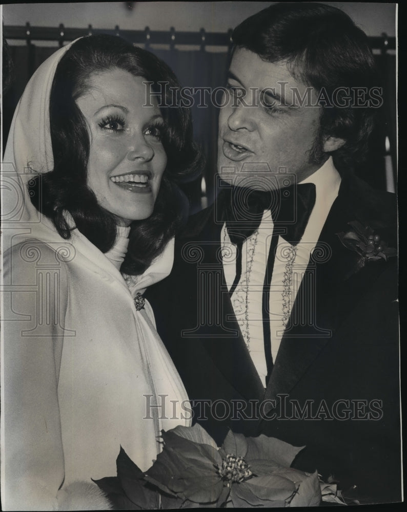 Load image into Gallery viewer, 1972 Press Photo Terry Meeuwsen and Tom A. Camburn married in Menomonee Falls.
