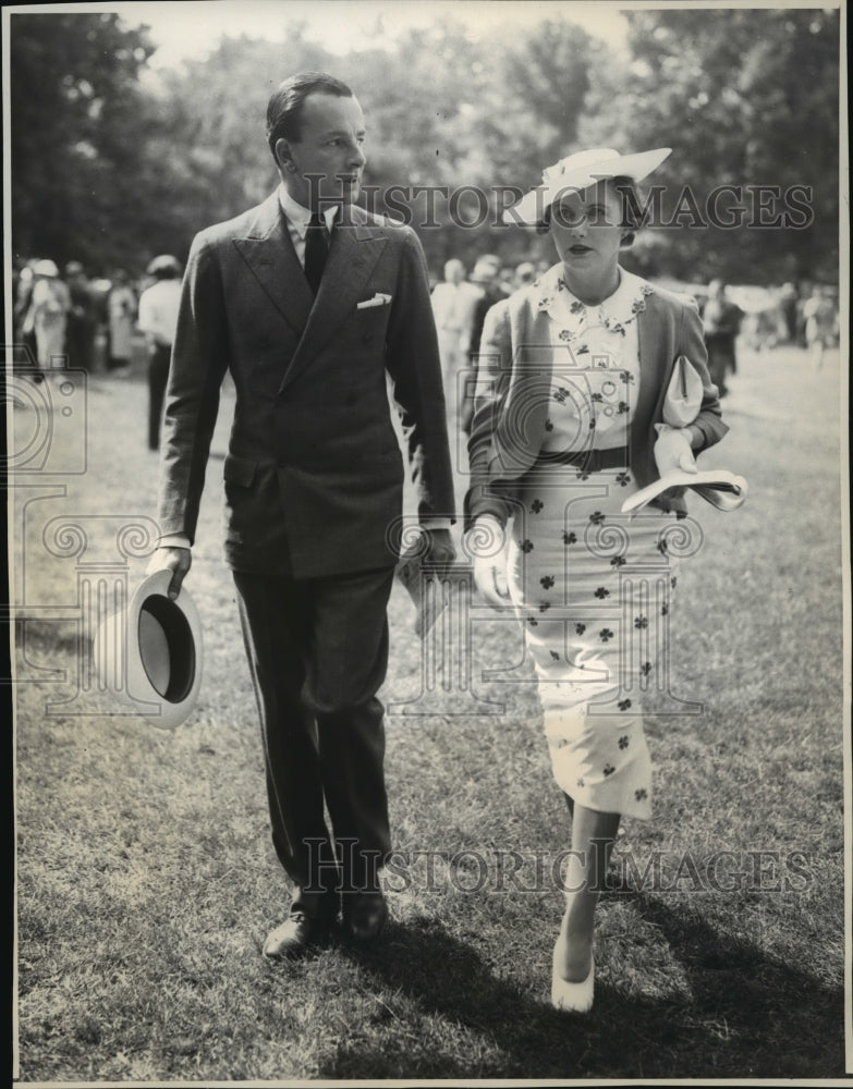 1936 Press Photo Lord David Field Beatty and Dorothy Powers Hall Sands at races.- Historic Images