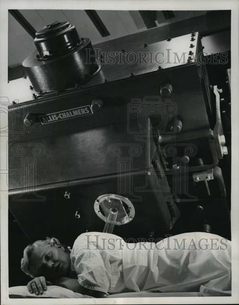 Load image into Gallery viewer, 1952 Press Photo A patient demonstrates the Betatron cancer treatment machine.
