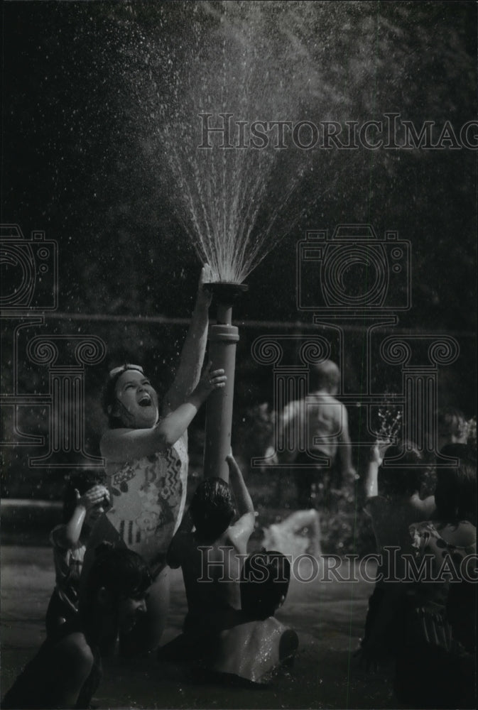1994 Press Photo Children cool off in the wading pool at Humboldt Park, Bay View