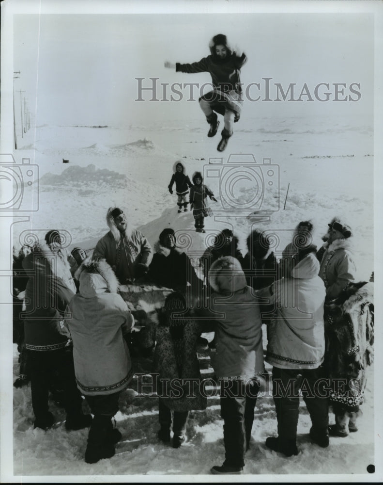 Load image into Gallery viewer, 1987 Press Photo The Blanket toss, Natives' Favorite Game - mjx13848
