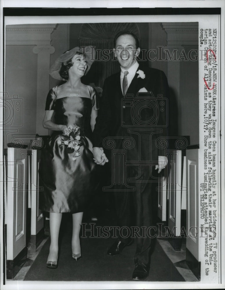 Load image into Gallery viewer, 1960 Press Photo Imogene Coca &amp; King Donovan after marriage at Unitarian Church
