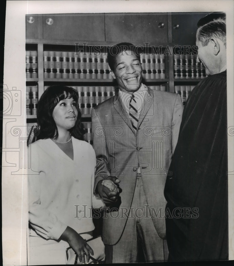 Load image into Gallery viewer, 1963 Press Photo Dodgers Willie Davis &amp; bride Jeanna Limyou after wedding
