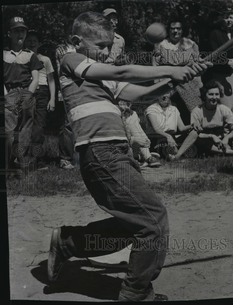 Load image into Gallery viewer, 1955 Press Photo Cub scout families have an outing at Camp Sidney Cohen.
