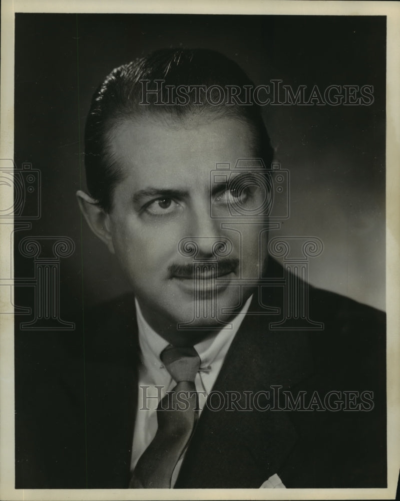 Load image into Gallery viewer, 1962 Press Photo David Merrick, stage producer - mjx14171
