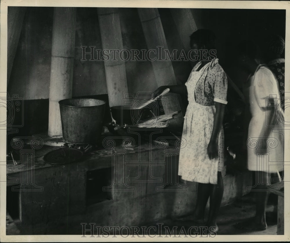 1950 Press Photo cooking being taught at the Women's Domestic Centre at Victoria