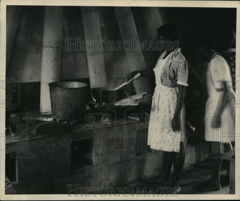 Load image into Gallery viewer, 1950 Press Photo cooking being taught at the Women's Domestic Centre at Victoria
