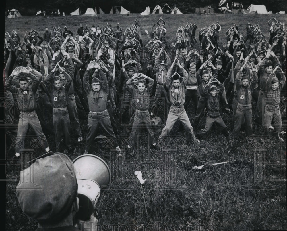 1952 Press Photo Scoutmaster Lucien Rath exercises the Boy Scouts of Milwaukee.- Historic Images