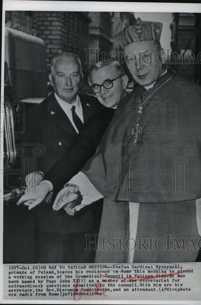 1962 Press Photo Stefan Cardinal Wyzynski with his staff in Rome - Historic Images