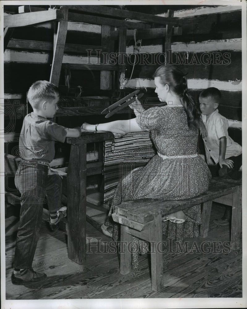 1956 Press Photo Visitors in a Kentucky loom house where women worked.