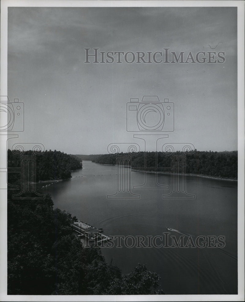 Load image into Gallery viewer, 1955 Press Photo Boat dock at Lake Cumberland State Park, Kentucky - mjx14555
