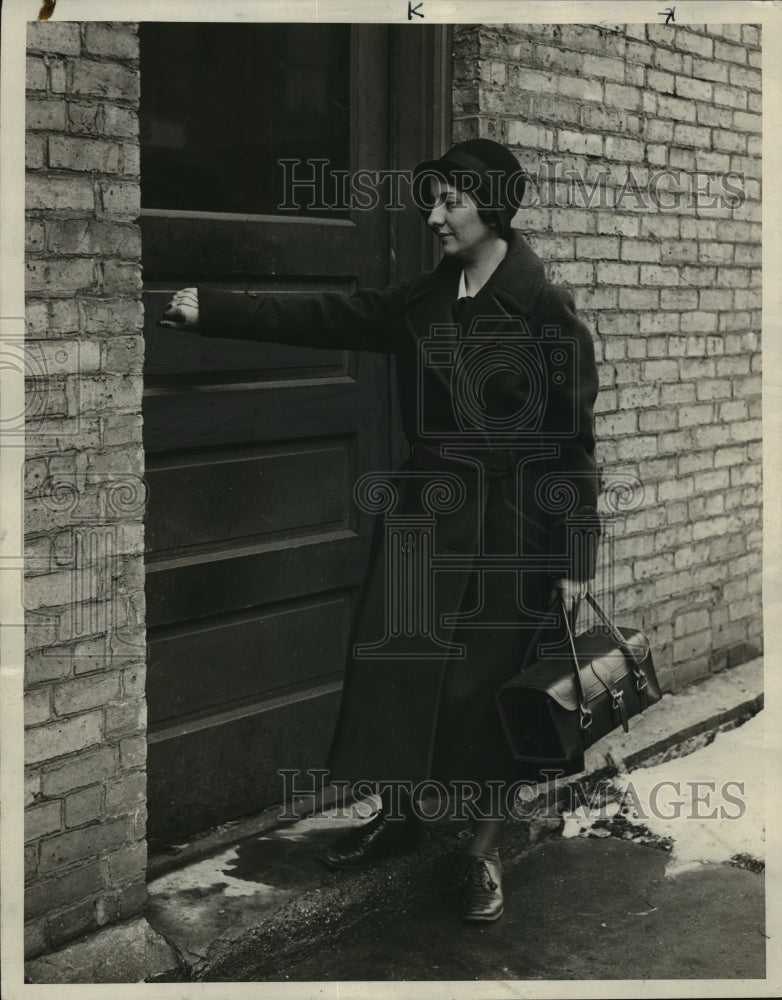 1932 Press Photo Nurse Helen Schivaller visits a patient in Milwaukee.- Historic Images