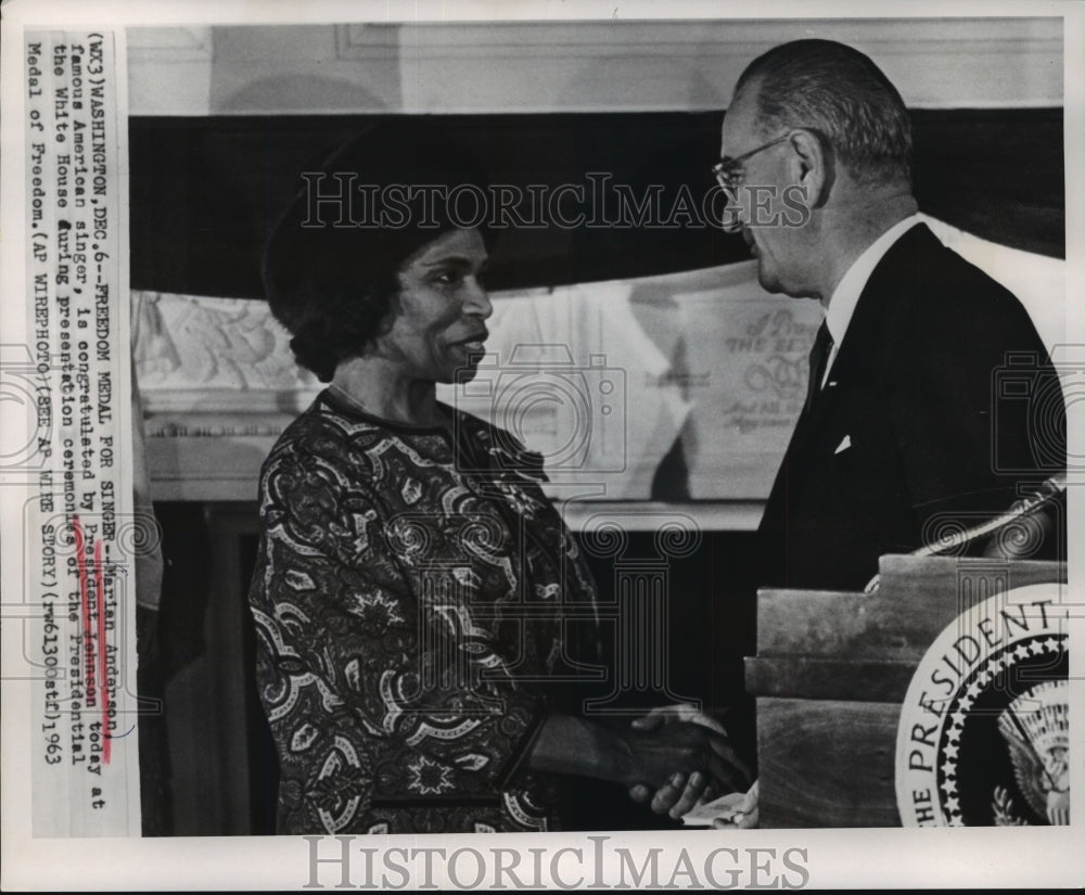 1963 Press Photo Marian Andersen congratulated by President Johnson- Historic Images
