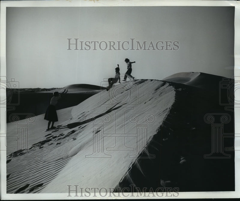 Load image into Gallery viewer, 1965 Press Photo Children frolic in sand dunes in Southern California
